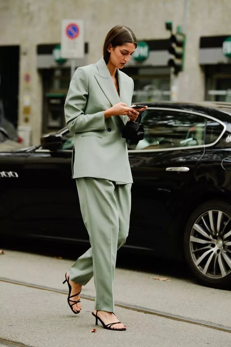 2020十大流行色来了,第三个简直王炸,穿上就被夸!