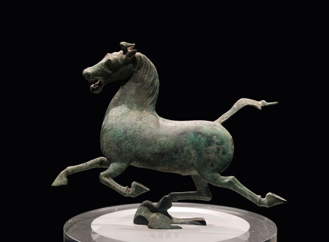 (有木有发现,这匹马顺拐啦!