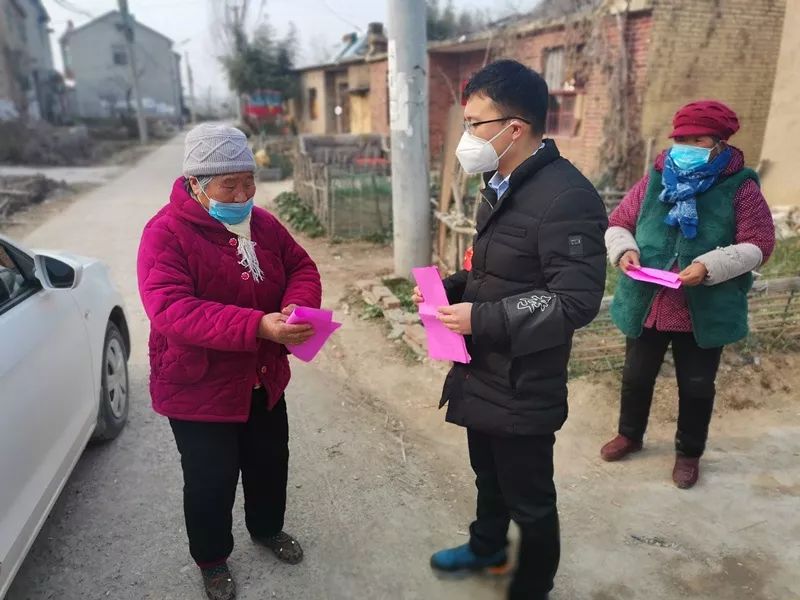 中间为沛县胡寨镇政法委员刘方.