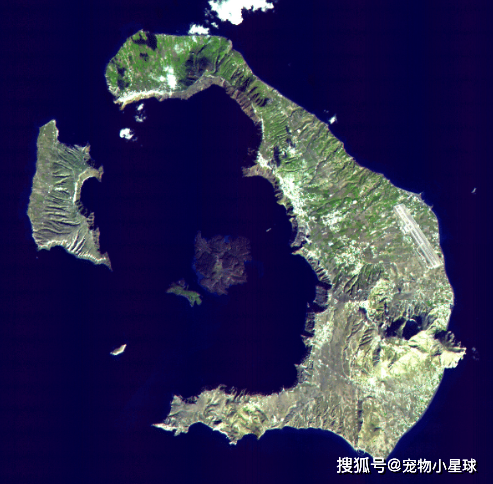 米诺斯火山位于希腊爱琴海的锡拉岛上,这里距离克里特岛只有约70公里