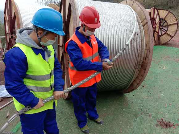 3月11日,九万500千伏线路施工现场作业人员正在放线 国网重庆电力供图