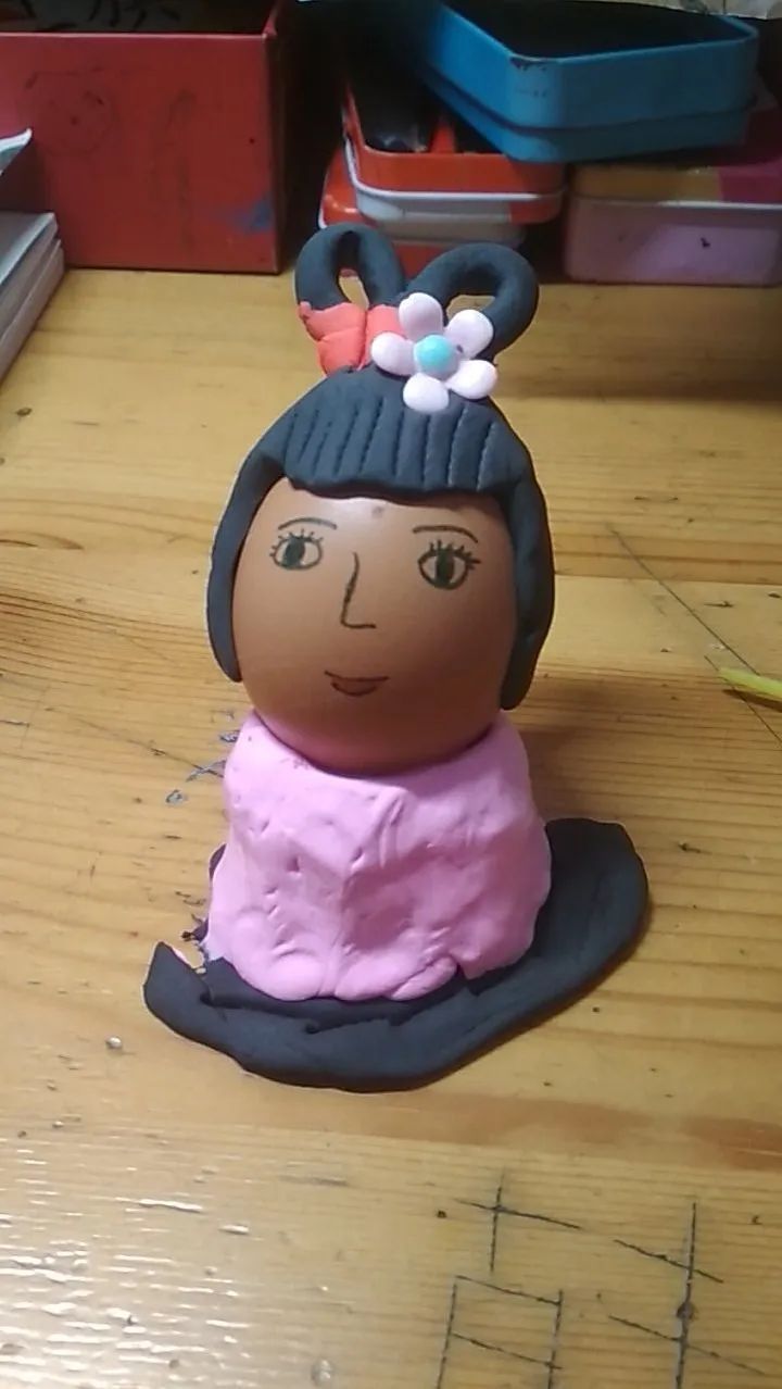 给鸡蛋画上自己喜欢的图案或设计"衣服"