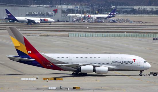 韩国第二大航空公司韩亚航空周二表示,在一架仁川-纽约航班上的空姐被