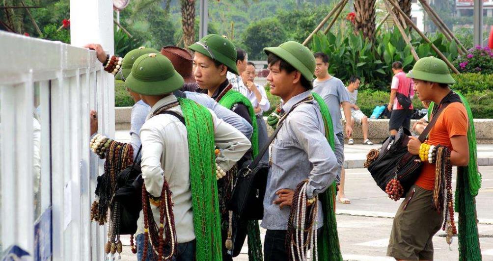 中越边境:大量越南人"百米冲刺"跑来中国,究竟是为什么?