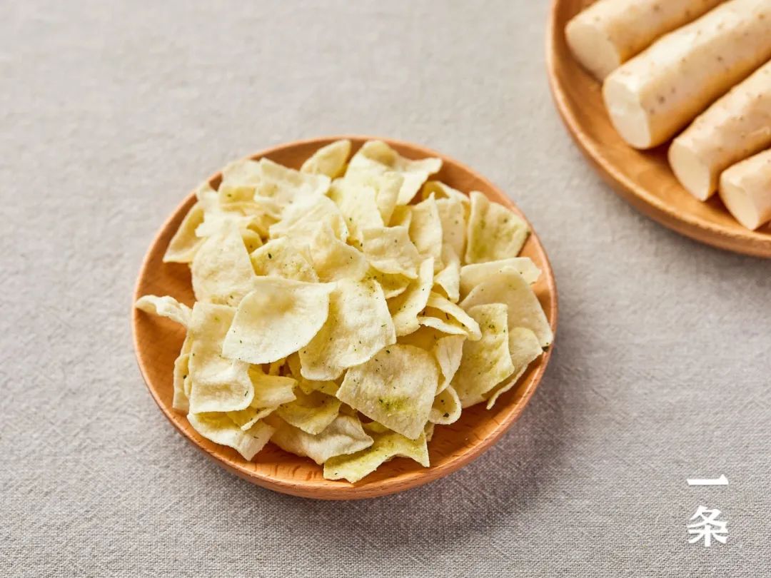 制作时,用薄切工艺将山药脆片控制在0.
