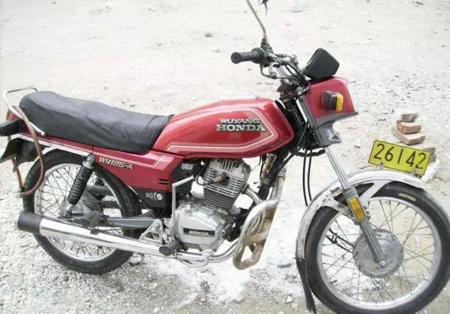 80年代的人什么都不服,就服你有一辆摩托车