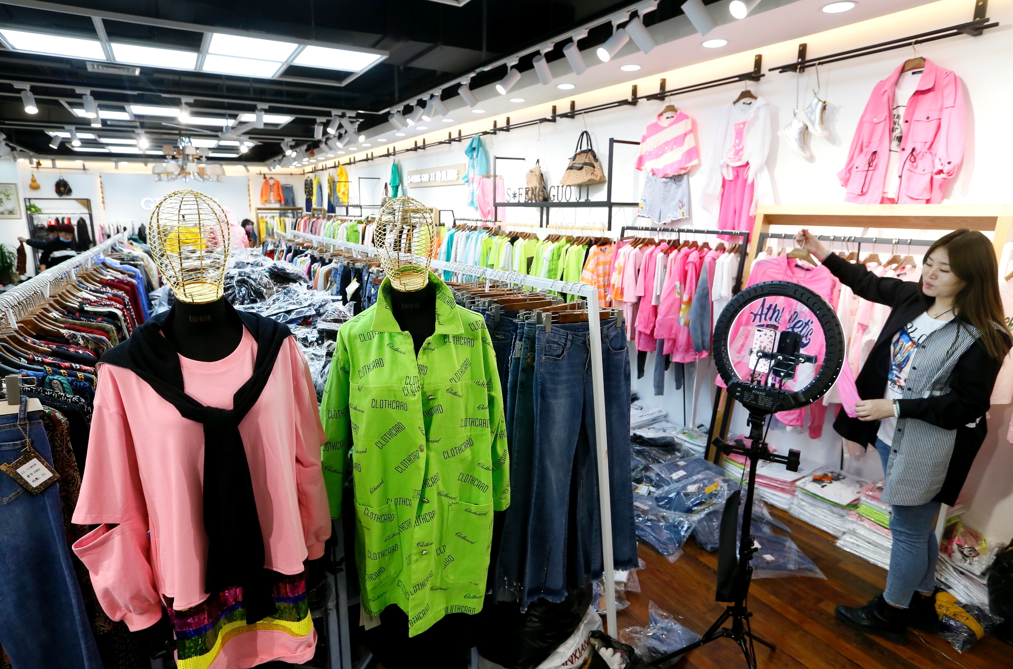 山东即墨:"云直播"助力服装商户拓市场