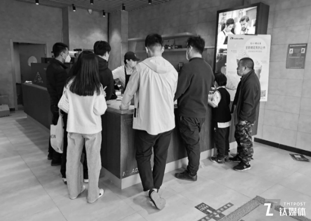 其中一位店员告诉前来探店的另一位钛媒体编辑,生意从来没有这么好过