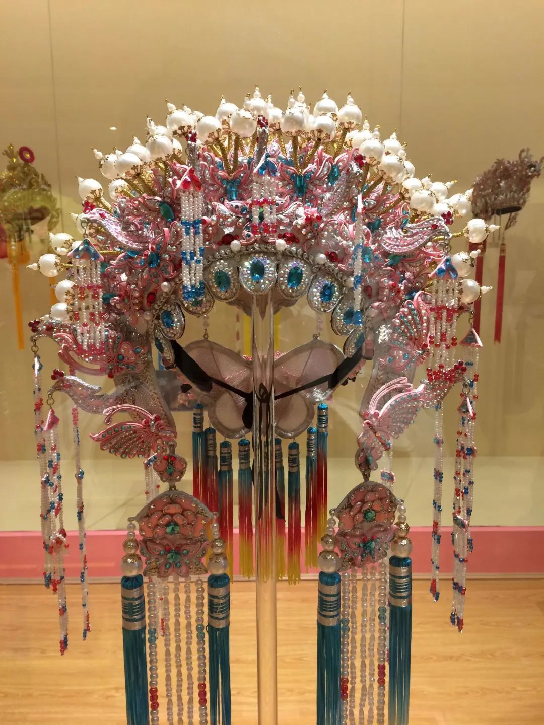 他用60年做出惊艳世人的凤冠霞帔!被称为粤剧界的"活字典"!一生一事,