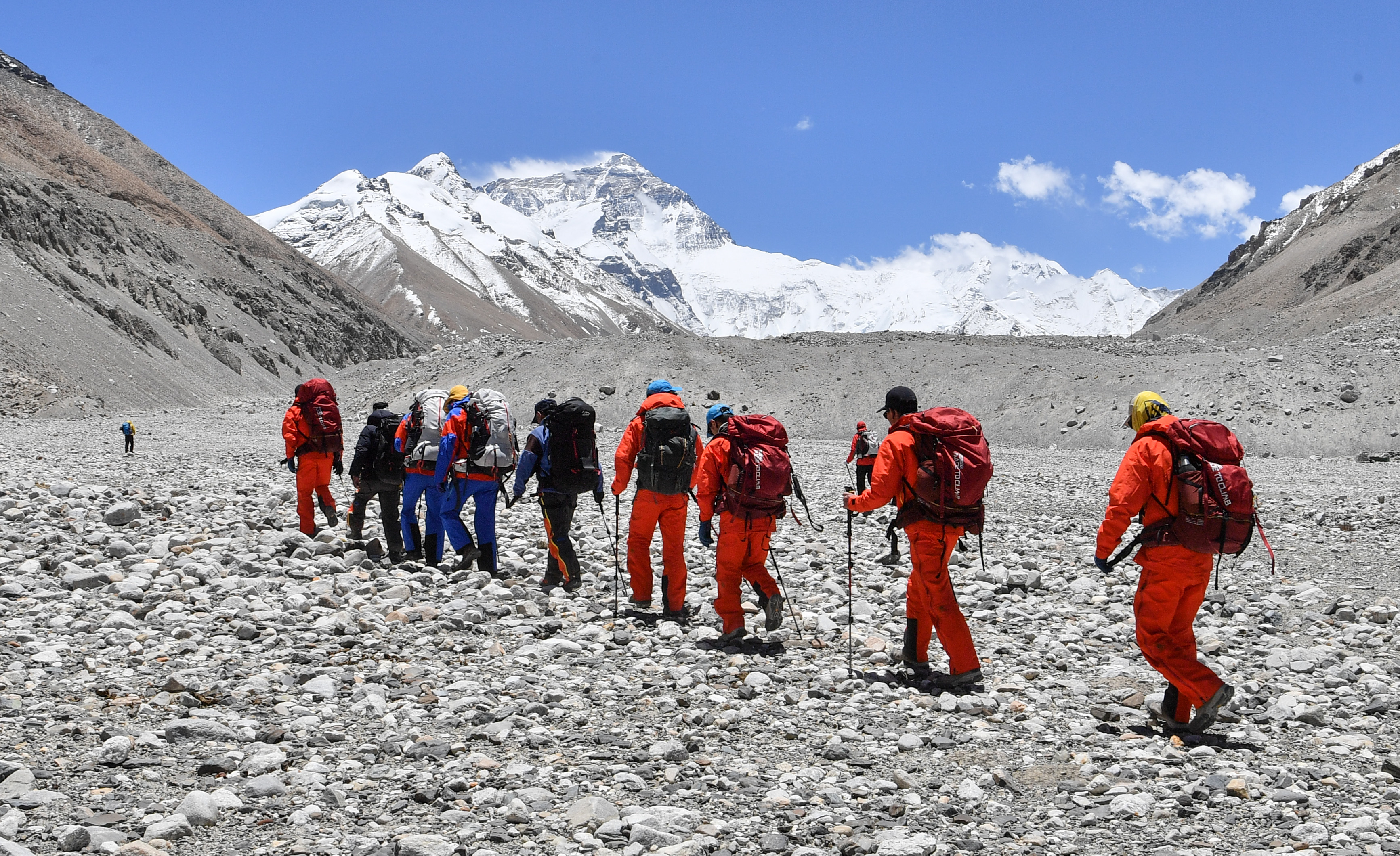 2020珠峰高程测量登山队从珠峰大本营出发现场(5月16日摄).