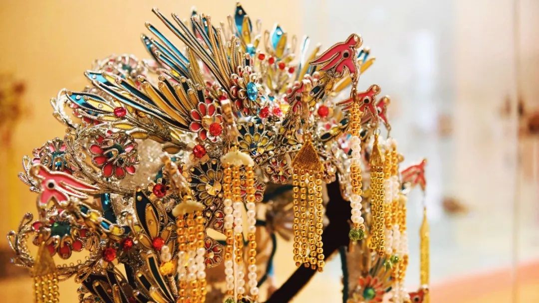 他用60年做出惊艳世人的凤冠霞帔!被称为粤剧界的"活字典"!一生一事,