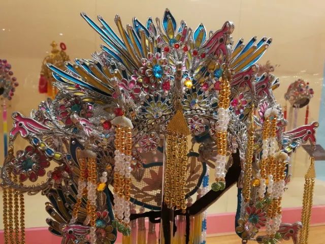 他用60年做出惊艳世人的凤冠霞帔!被称为粤剧界的"活字典"!一生一事,