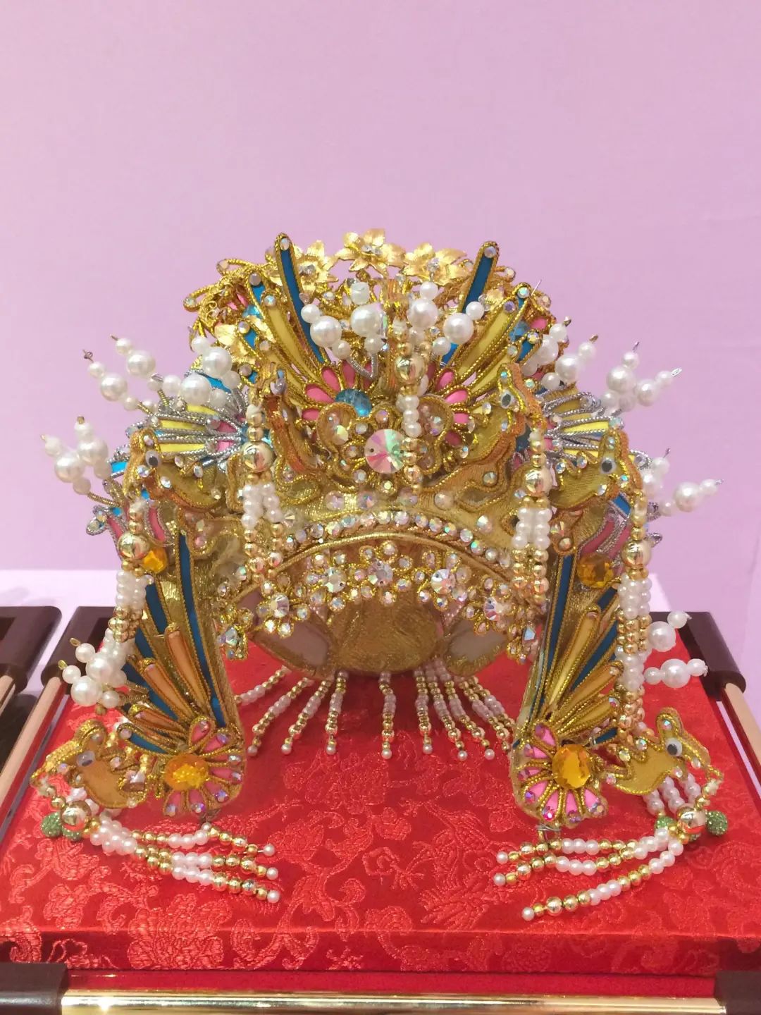 他用60年做出惊艳世人的凤冠霞帔!被称为粤剧界的"活字典"!一生一事,