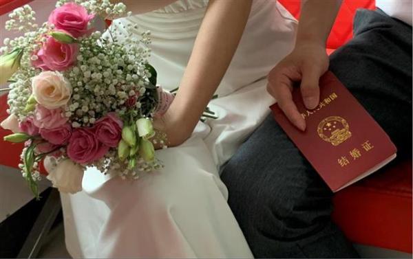 两人手拿结婚证图片图片