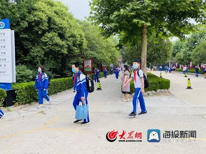 孩子们进入校园上午8时,菏泽市第一实验小学各班级内准时开始了"远程"