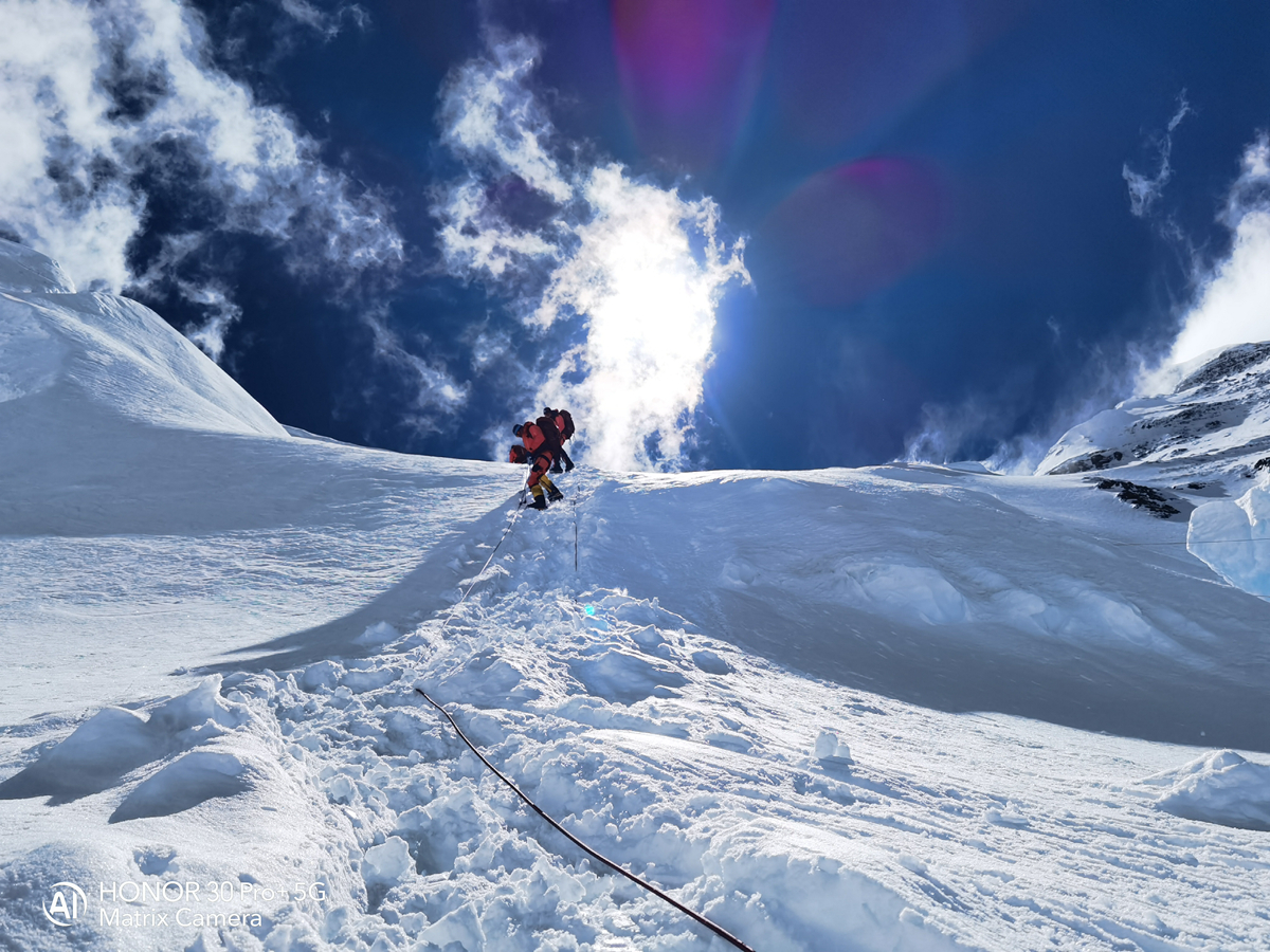 见证新高度!荣耀手机陪伴中国测量队登顶珠峰