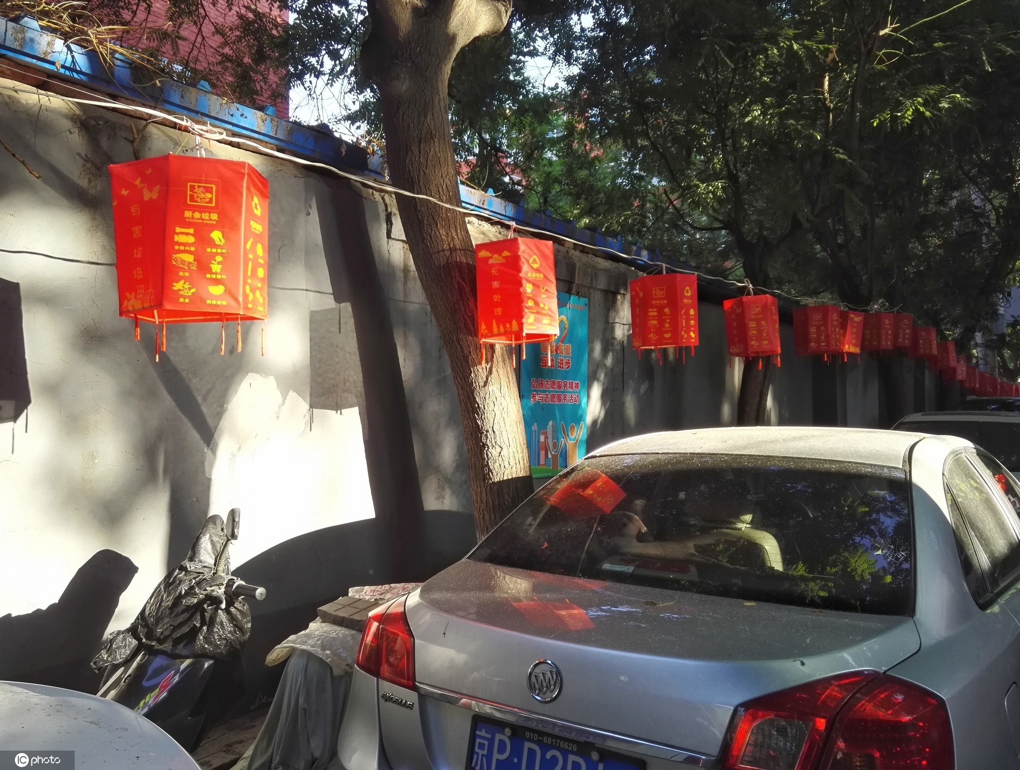 北京潘庄南路挂满400个红灯笼宣传垃圾分类