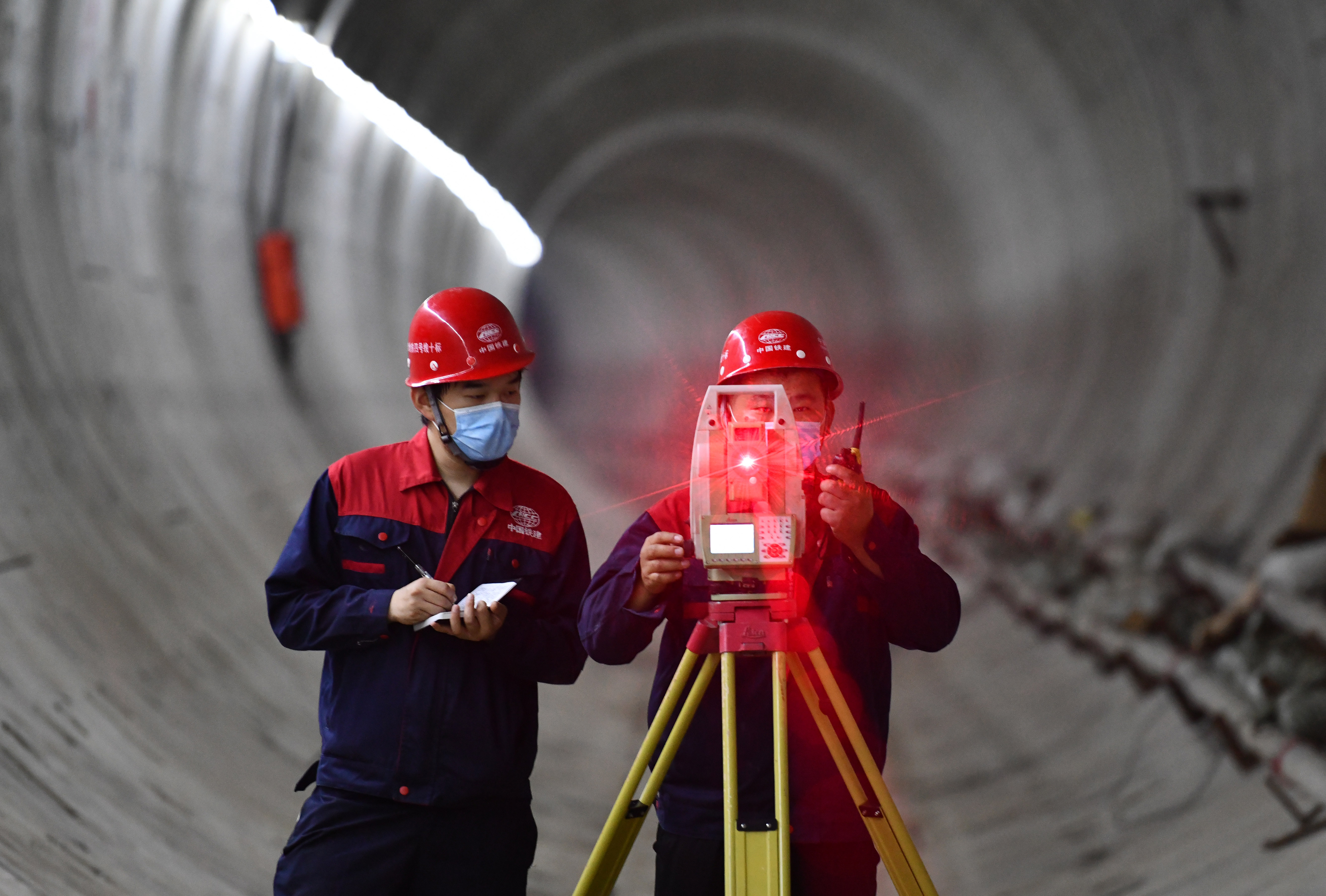 5月29日,中铁十八局集团的建设者在隧道里准备进行测距. 责任编辑