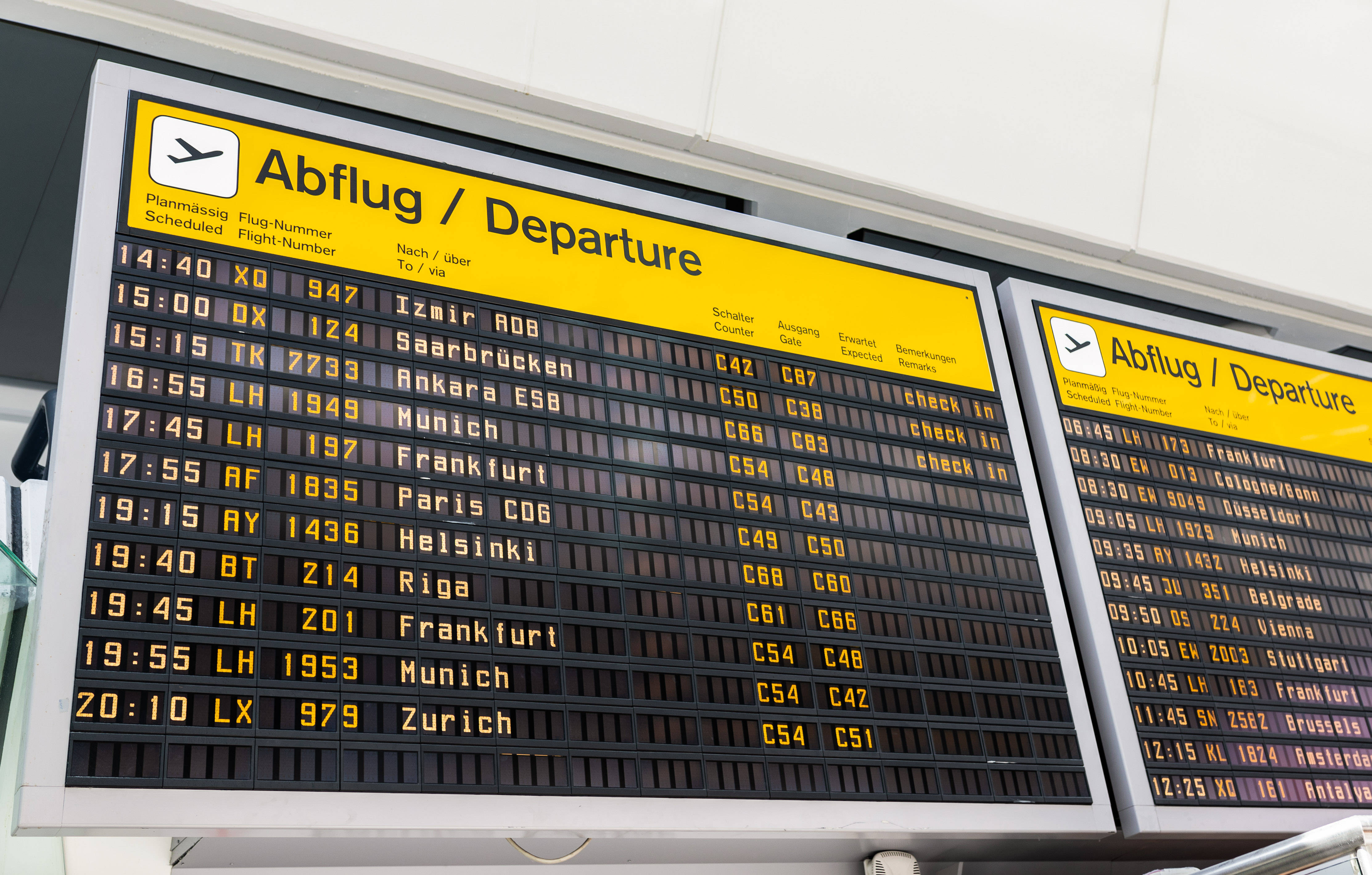 这是6月15日在德国首都柏林泰格尔机场拍摄的航班信息显示屏.