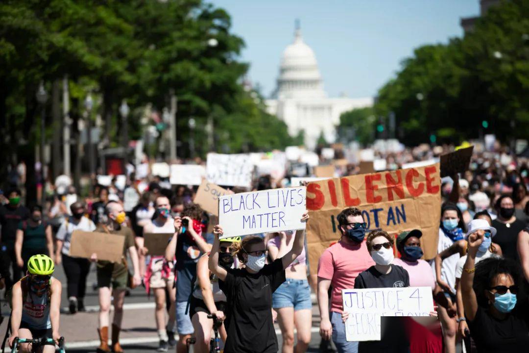 美国明尼阿波利斯市警察暴力执法致非洲裔男子弗洛伊德死亡事件持续