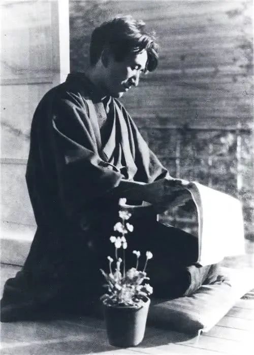 5次自杀,欠债嗑药,这个"丧"到骨子里的作家,为何让世人热泪盈眶?