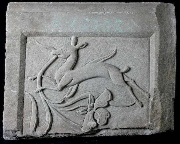 杨粲墓野鹿衔芝石刻