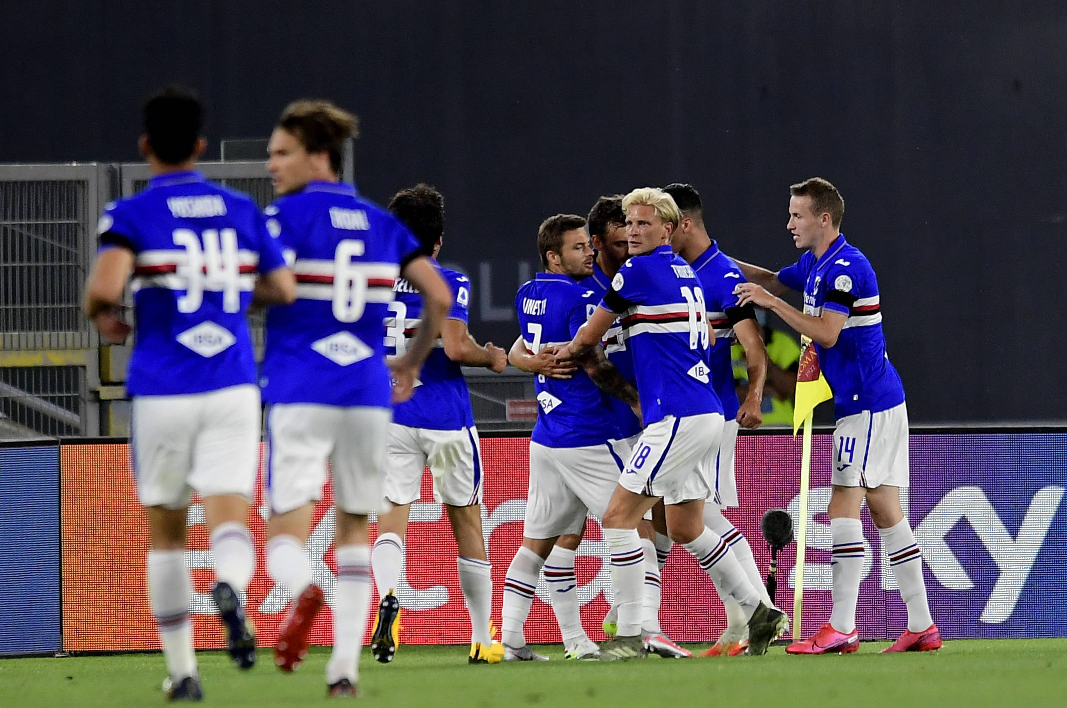 6月24日,桑普多利亚队球员庆祝加比亚迪尼的进球.