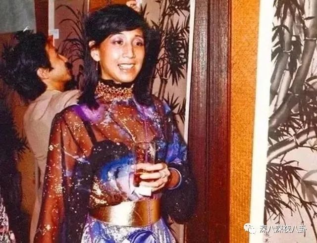 年纪最大的女儿叫何超英,她也是整个赌王家族里第一个孩子,从出生那一