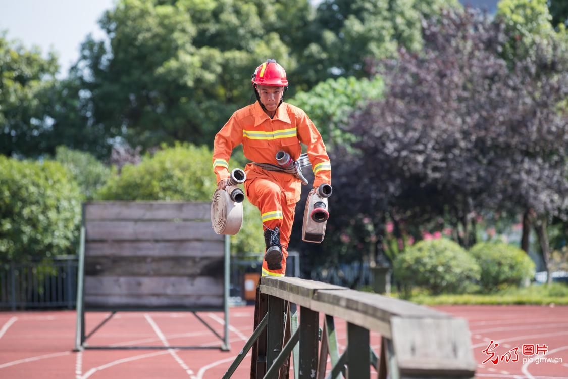 重庆:消防员夏训练技能