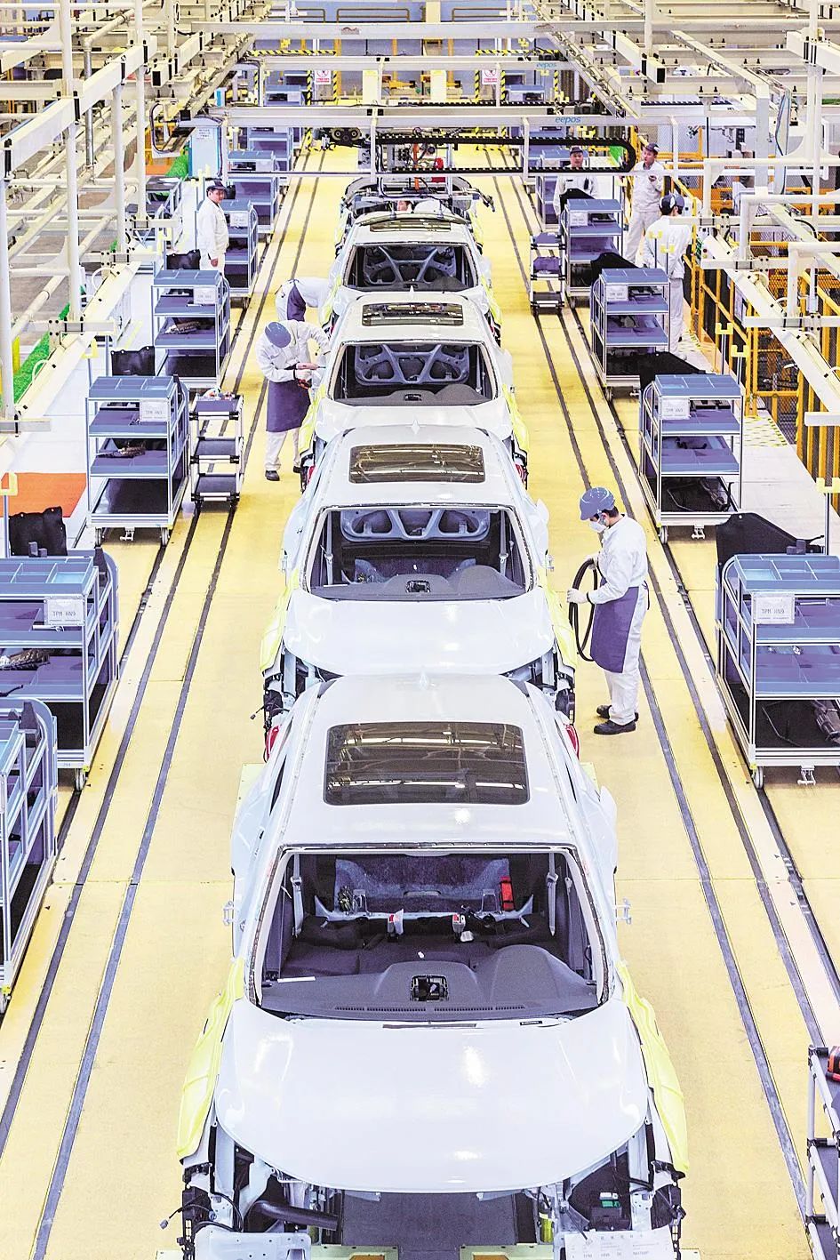   东风本田三厂总装生产线上正在