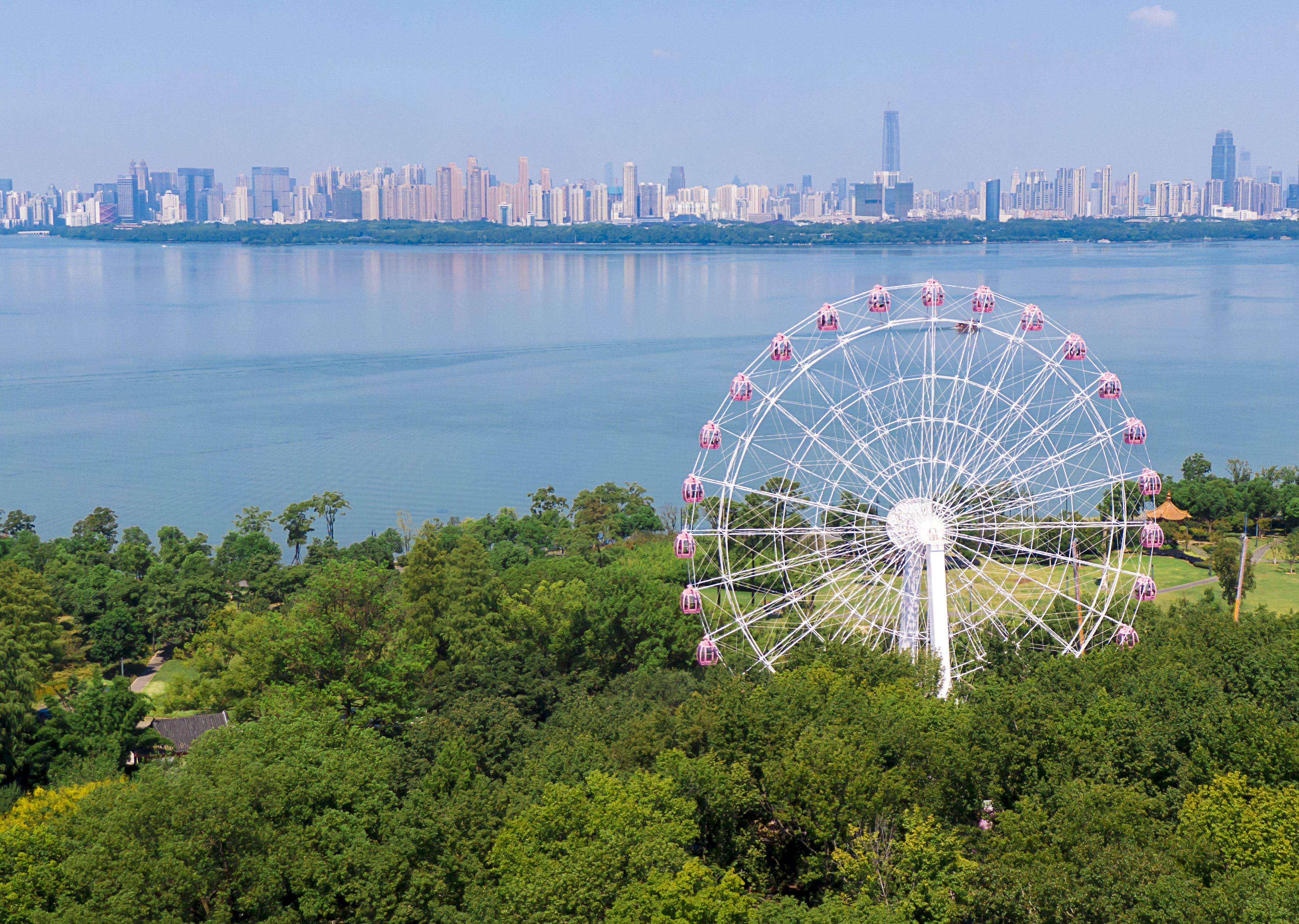 武汉:东湖之眼摩天轮正式开放
