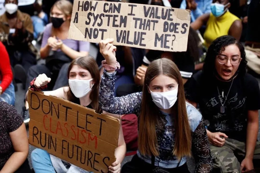 全球疫情 | 数万英国学生走上街头,抗议高考评分标准不公