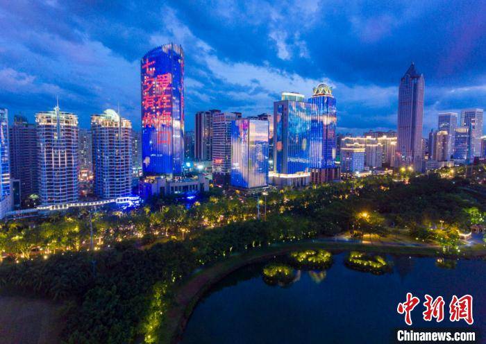 图为航拍海口滨海大道沿街楼宇举行"七夕有你,爱在海口"主题灯光秀.