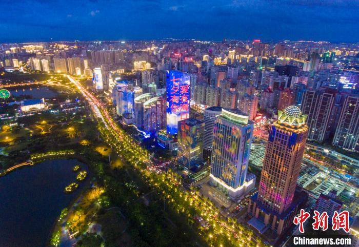 图为航拍海口滨海大道沿街楼宇举行"七夕有你,爱在海口"主题灯光秀.