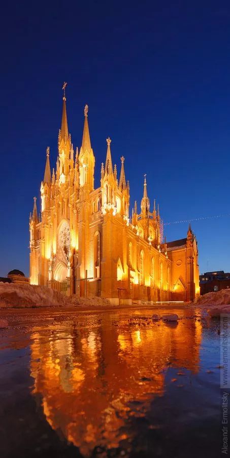 黑夜里金碧辉煌的城堡,是神灵的行宫吧?