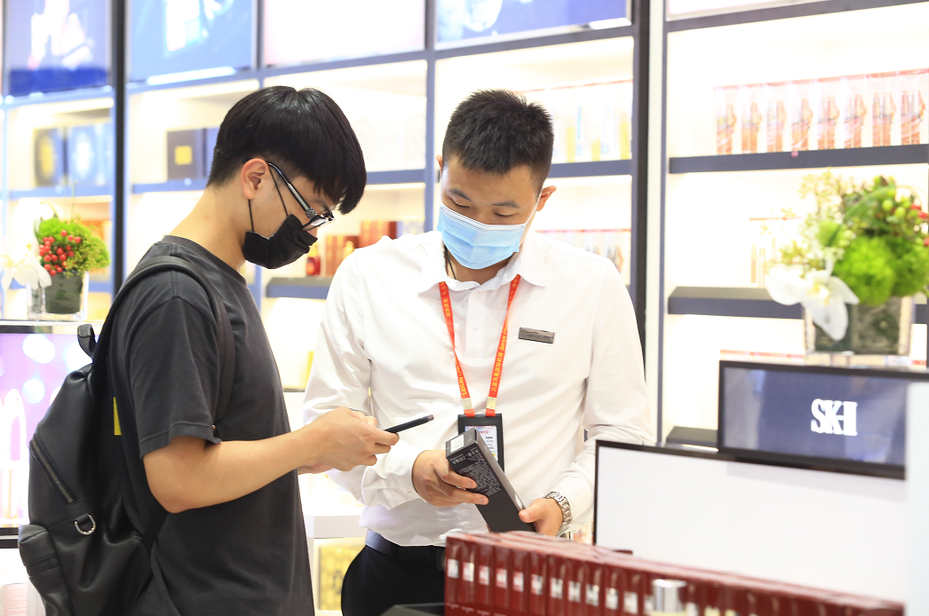 在导购员的指导下现场进行网上下单，为免税店起到了辅助和分流的作用。