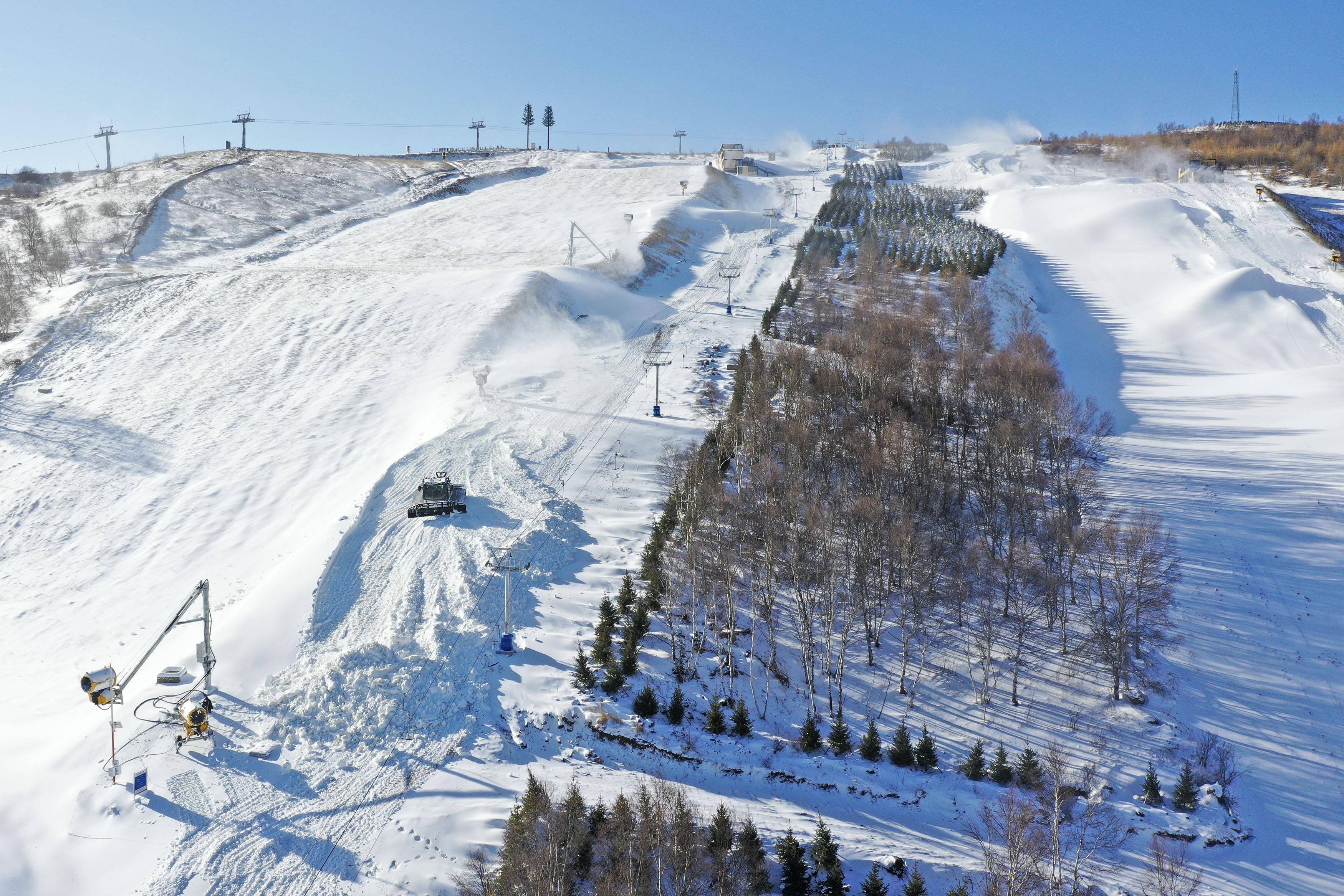 河北张家口云顶滑雪公园赛道塑型忙