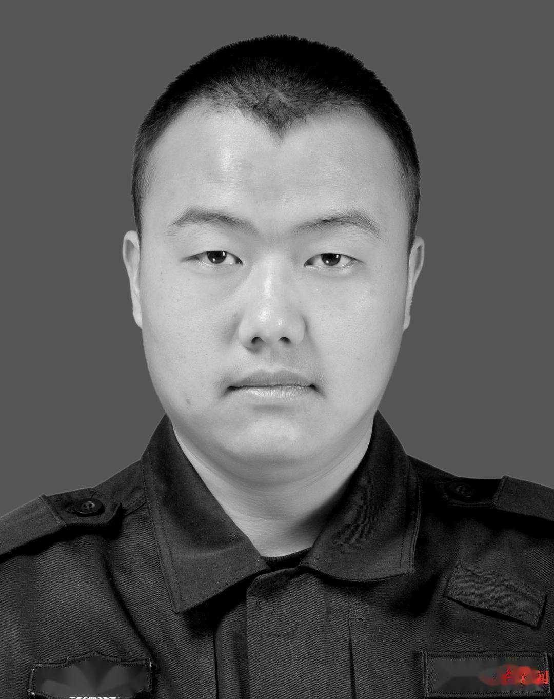 11月22日21时许,绵竹市公安局特巡警大队辅警冯叶嘉为救一名女孩,跳入