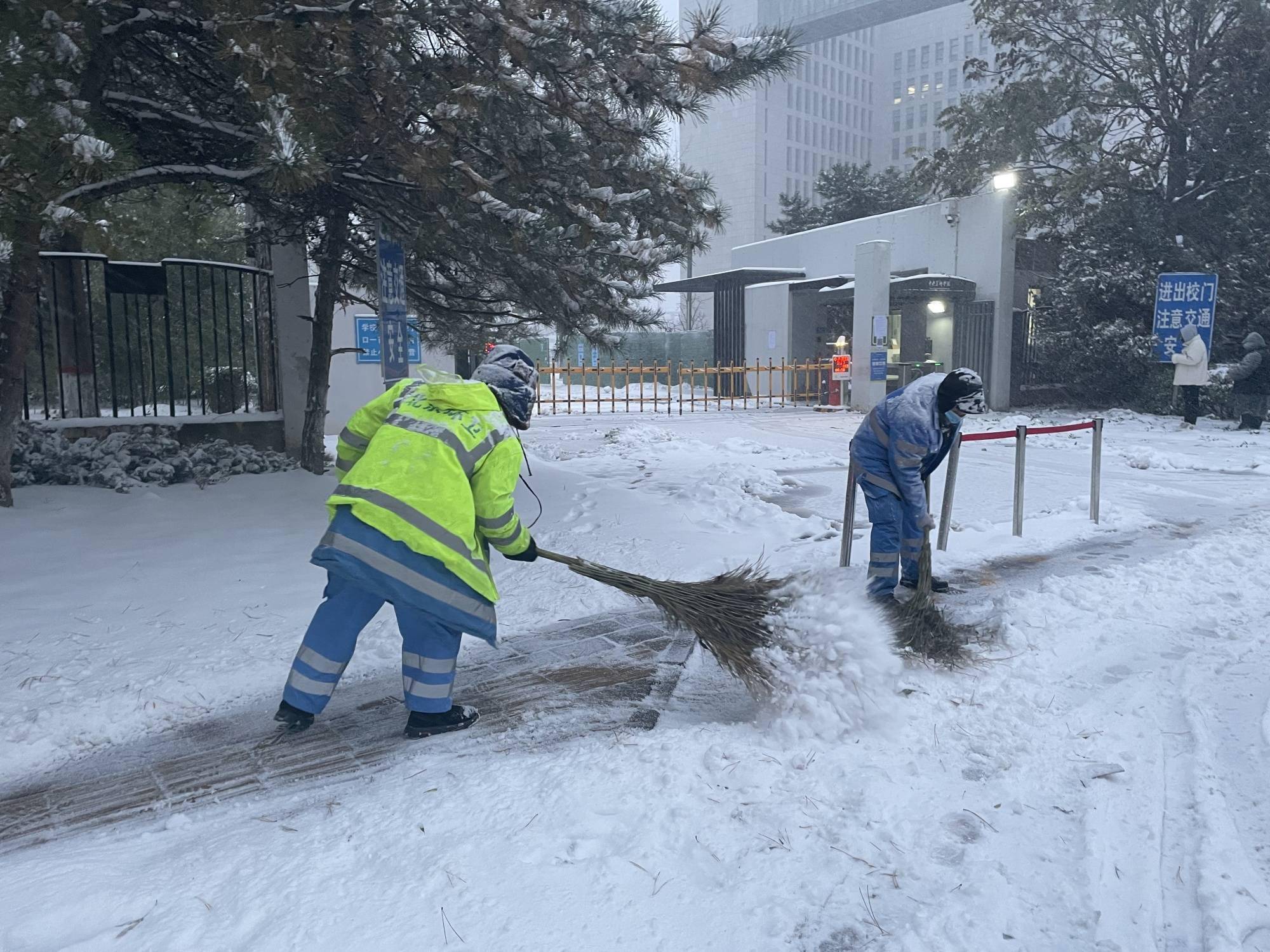 连夜作业北京环卫凌晨出动多功能机械除雪车辆除雪确保出行安全