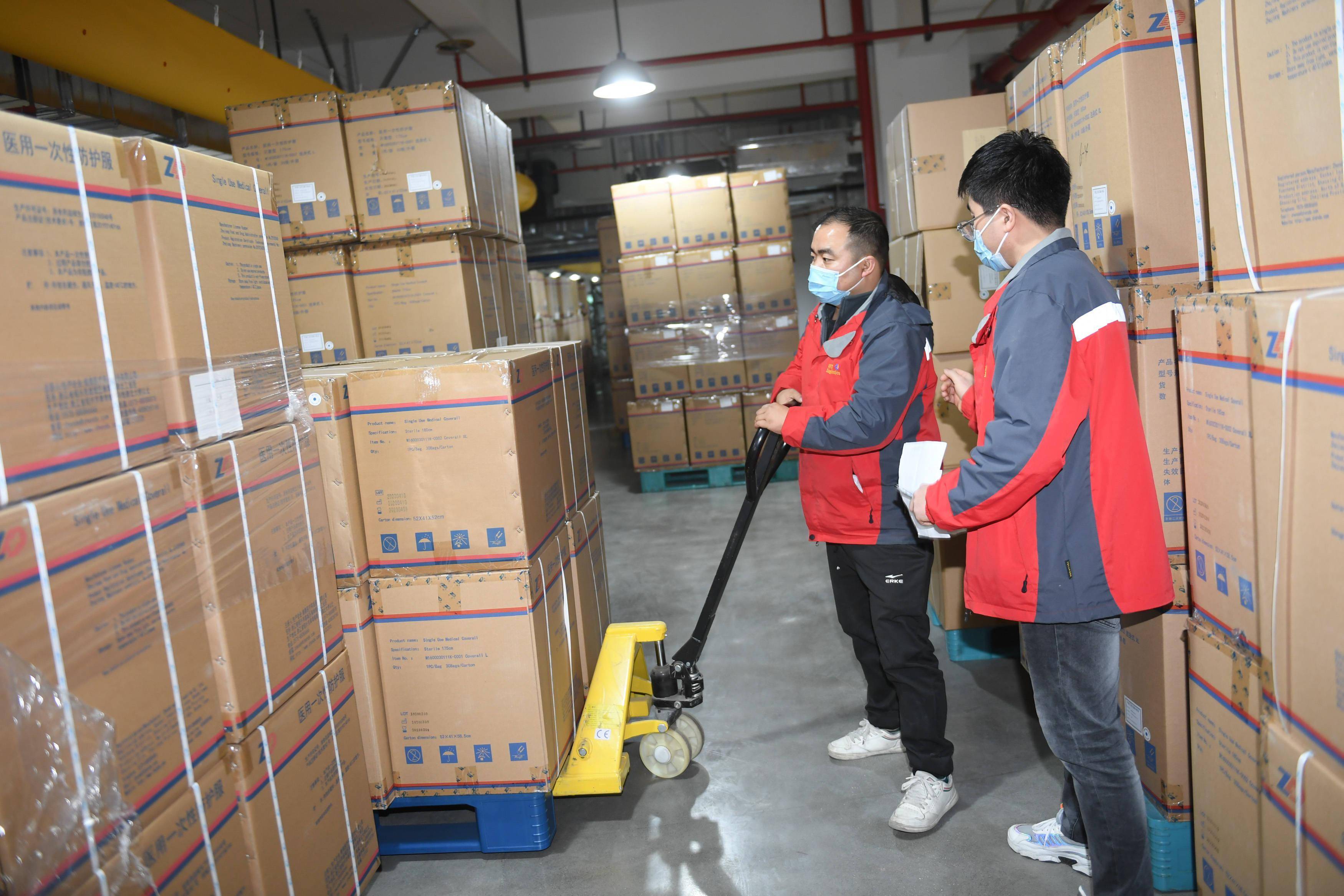 12月15日,在上虞区南丰社区农贸市场抗疫物资保障点,工作人员清点即将