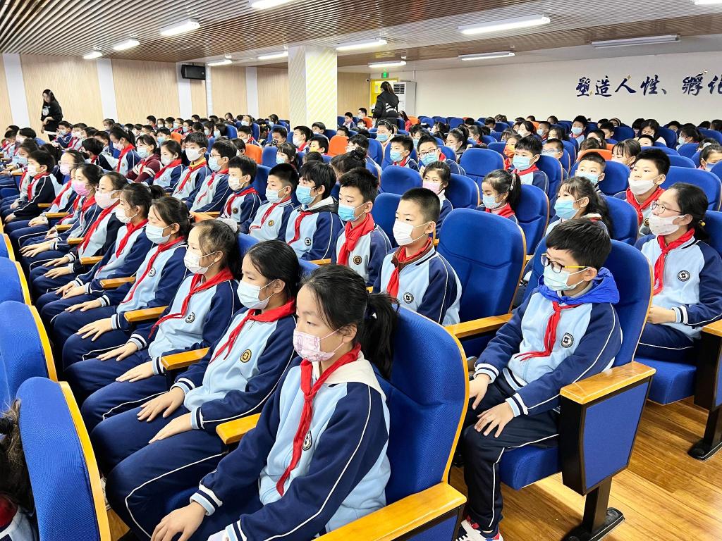 让学生的成长之路溢满书香二中半岛杯征文大赛走进青岛超银学校开启