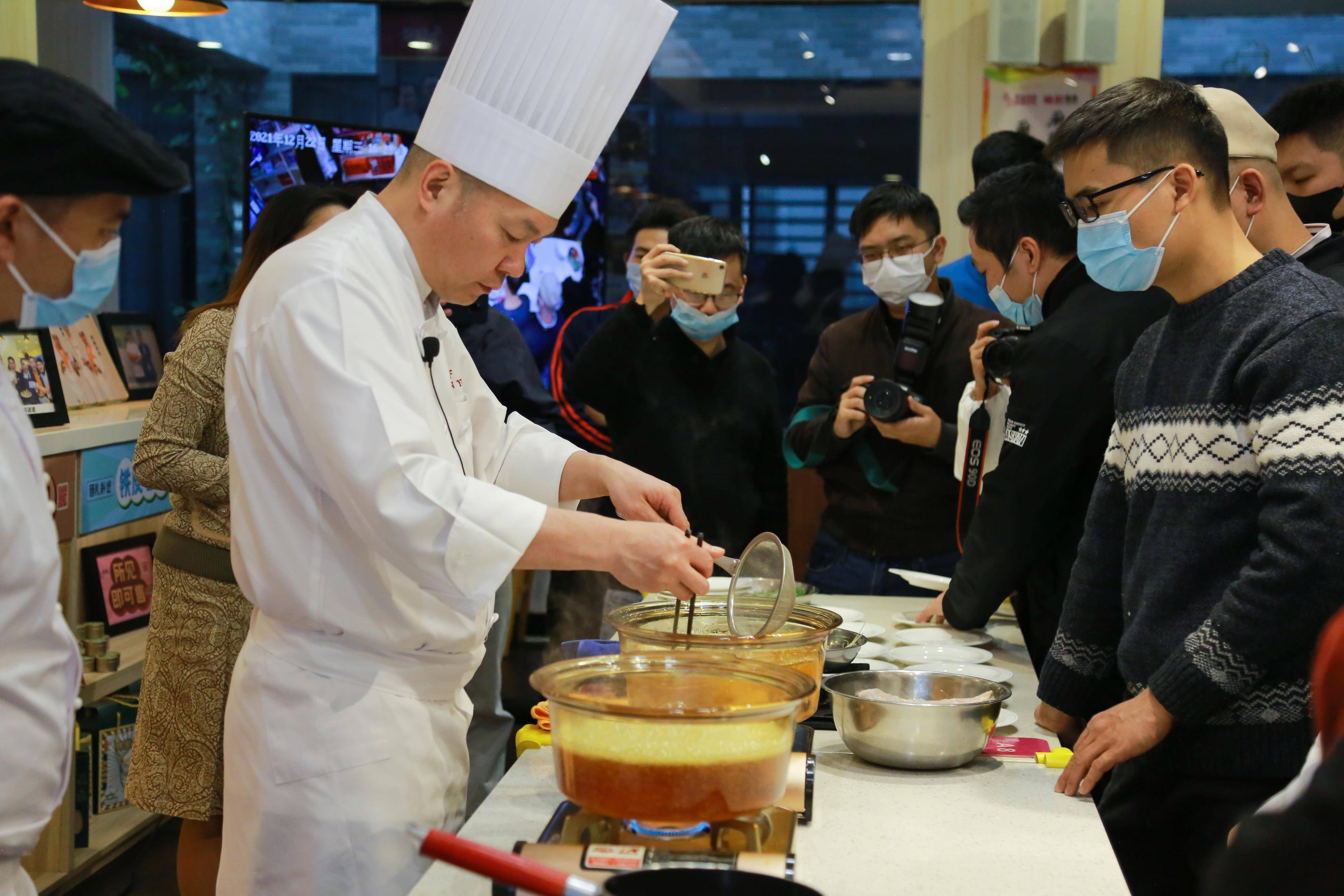 五星名厨现场教学顺德举行青年厨师烹饪艺术技能提升活动