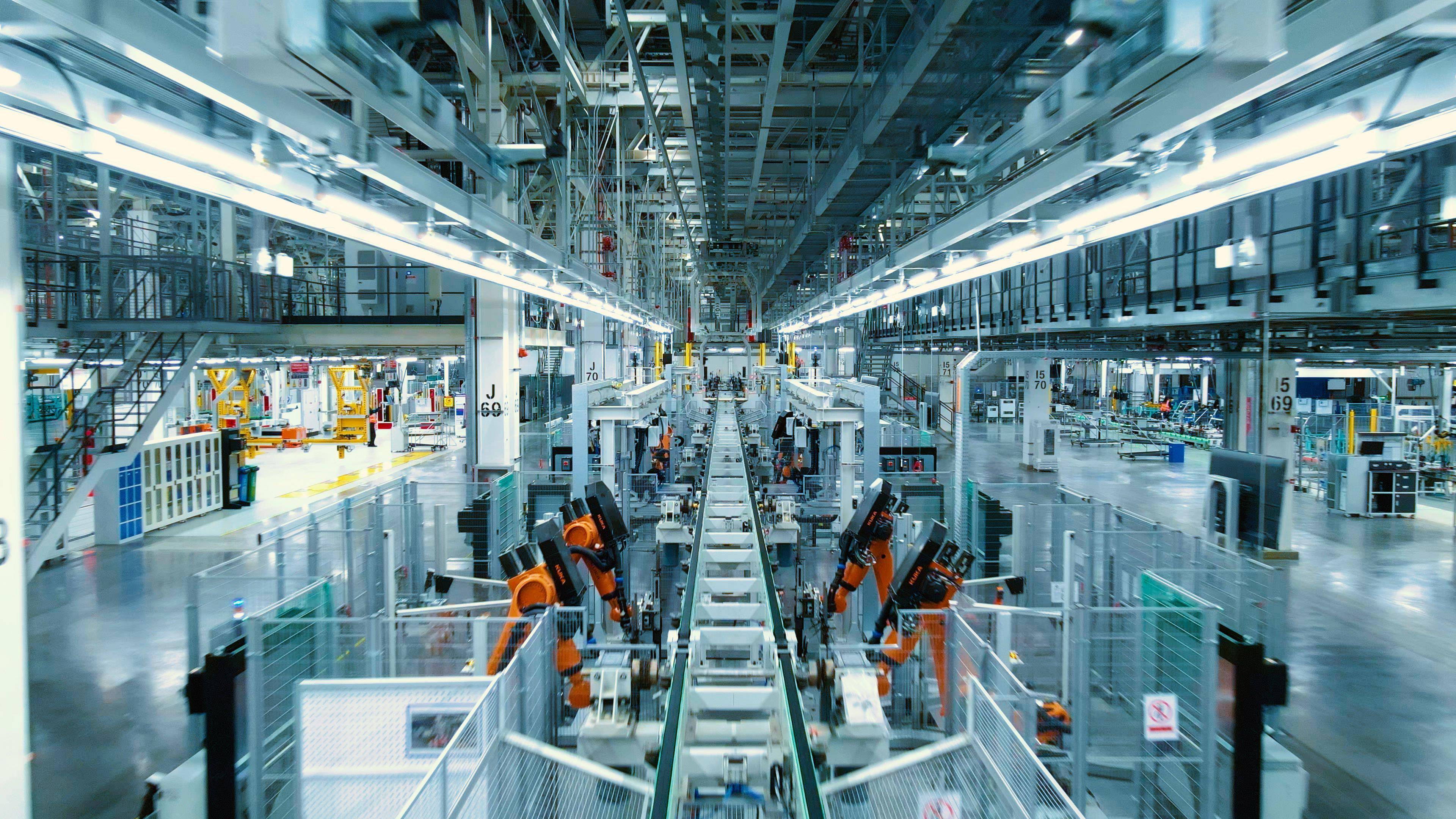 华晨宝马沈阳铁西新工厂进行设备安装和调试(12月21日摄).新华社发