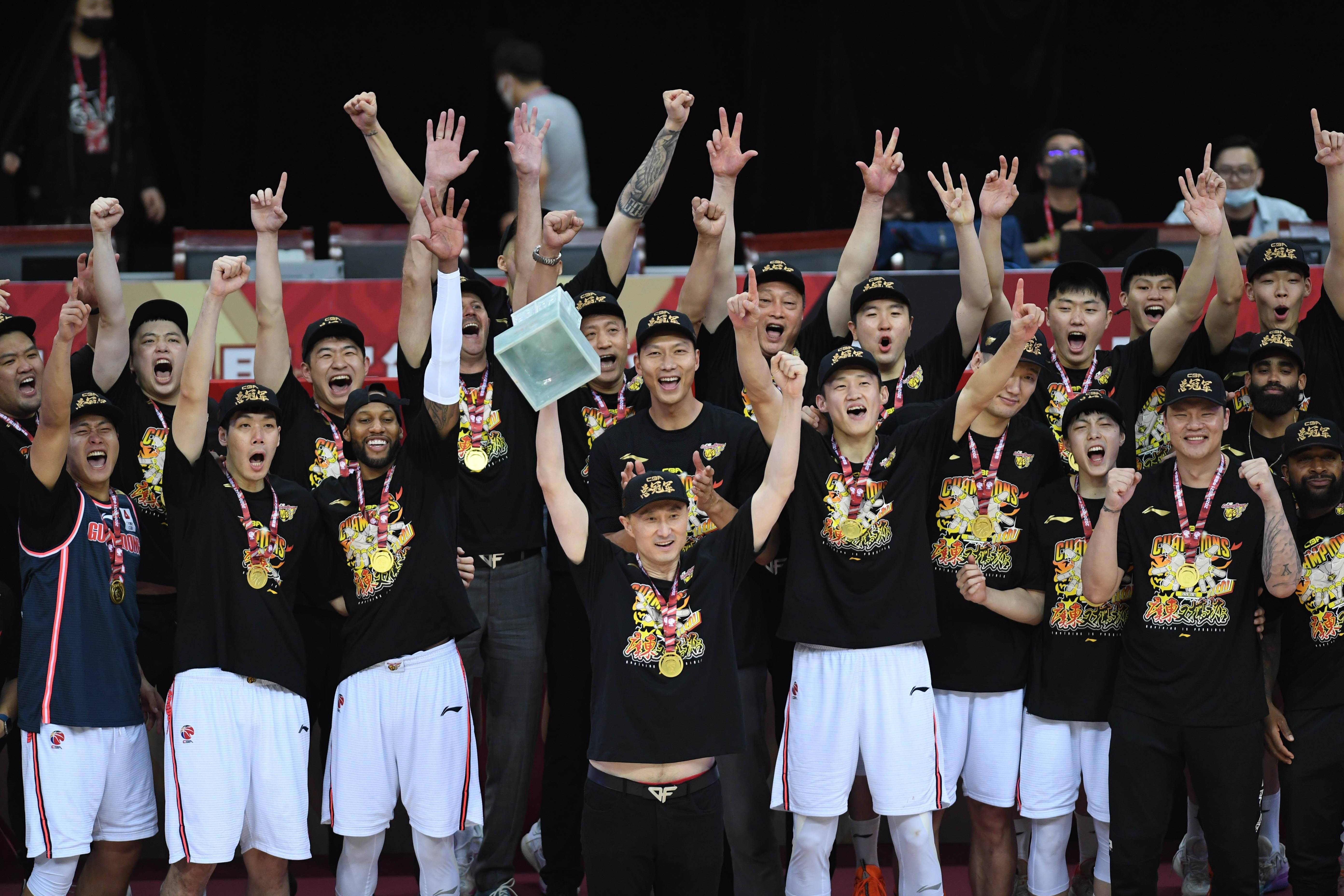 新华社体育部评出2021年中国体育十大新闻之四广东队加冕cba11冠王
