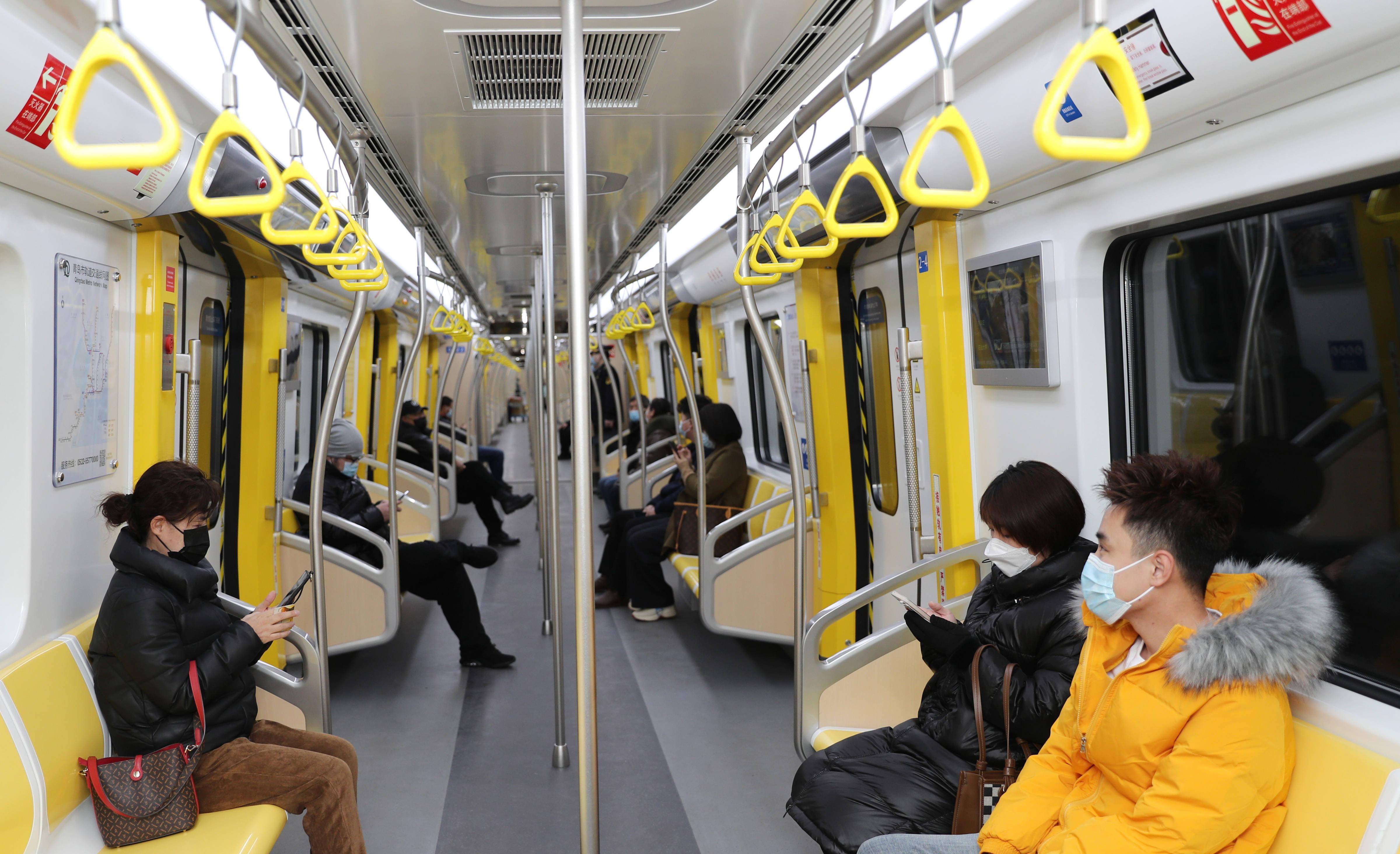 12月30日,乘客乘坐青岛地铁1号线列车.