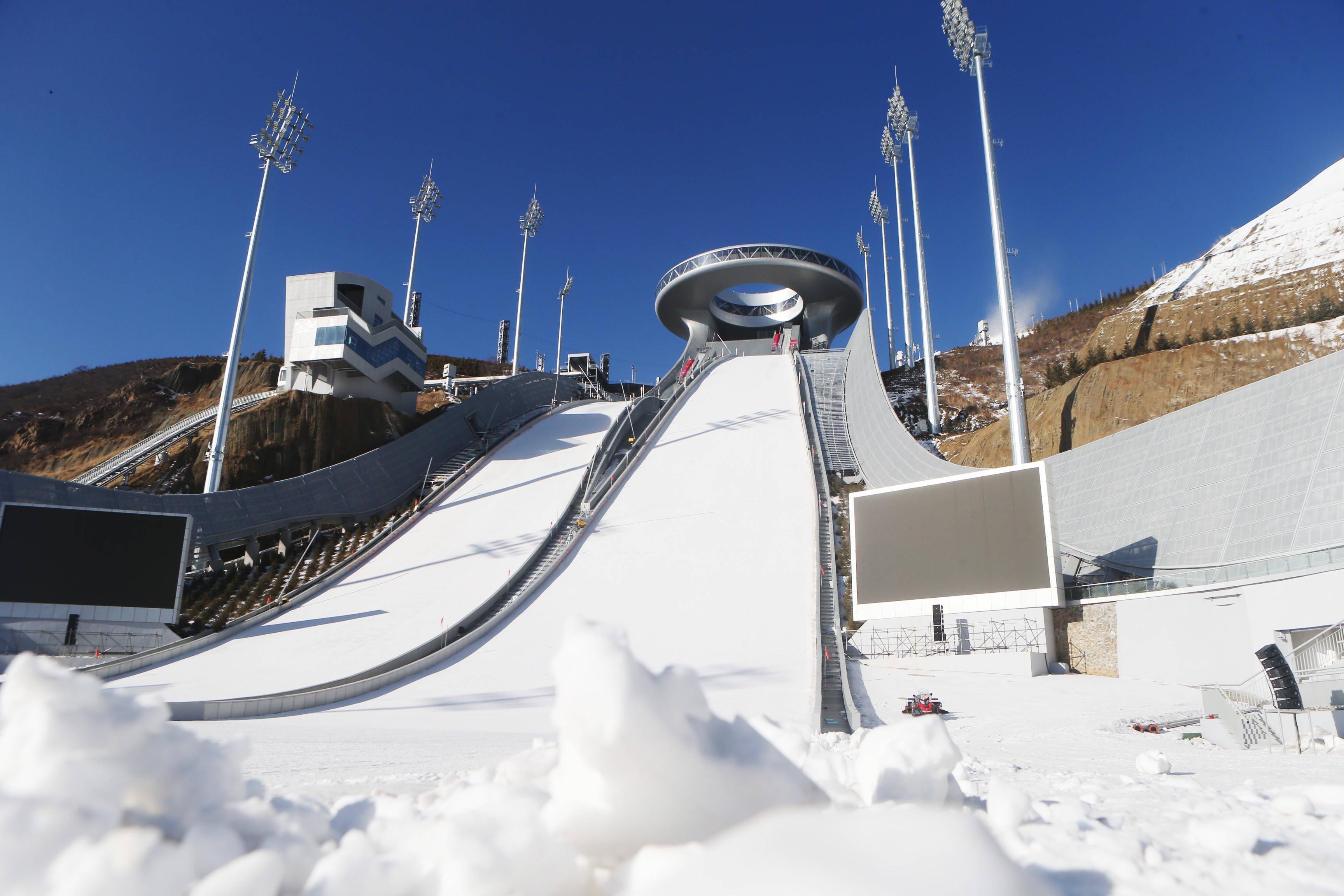 这是12月21日拍摄的国家跳台滑雪中心