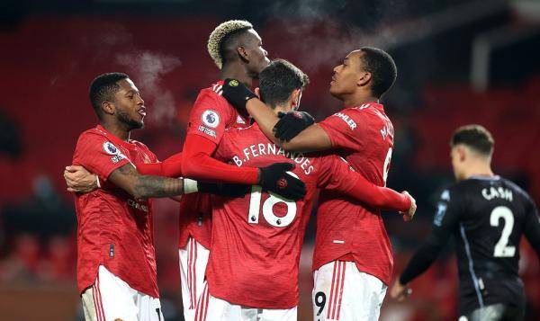 曼联球迷庆祝胜利.