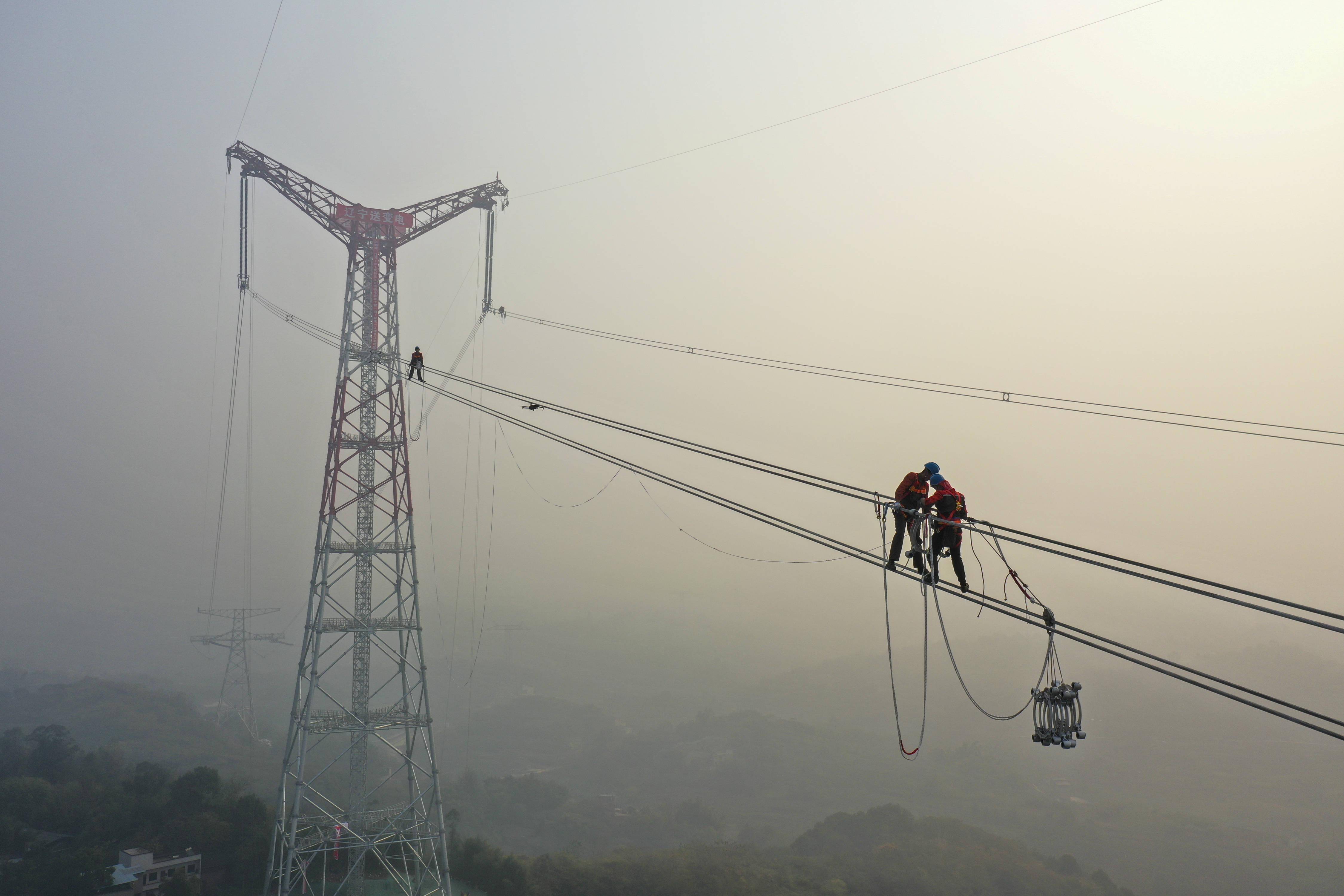 高手架线作业长江百米高空走钢丝