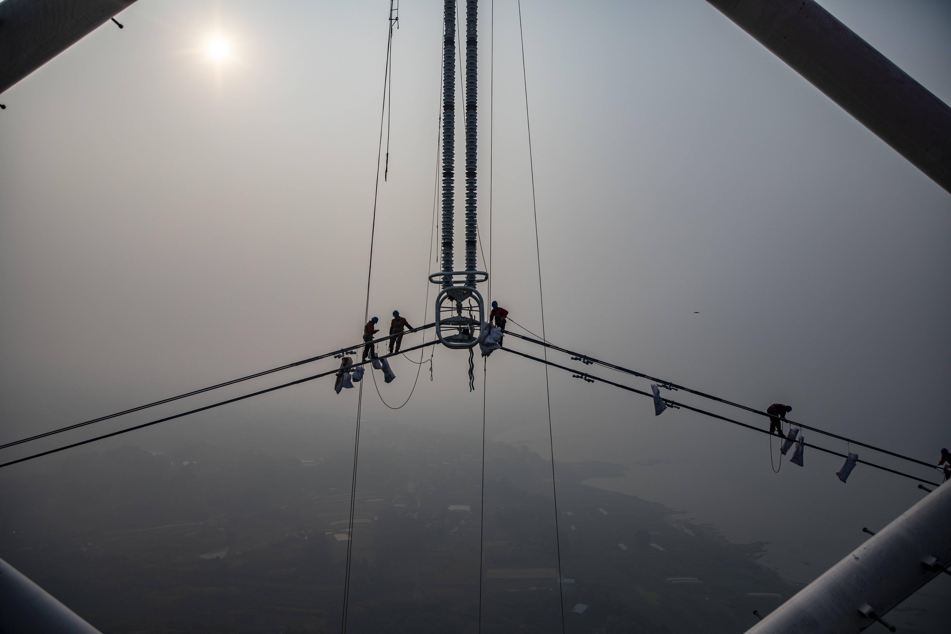 高手架线作业长江百米高空走钢丝