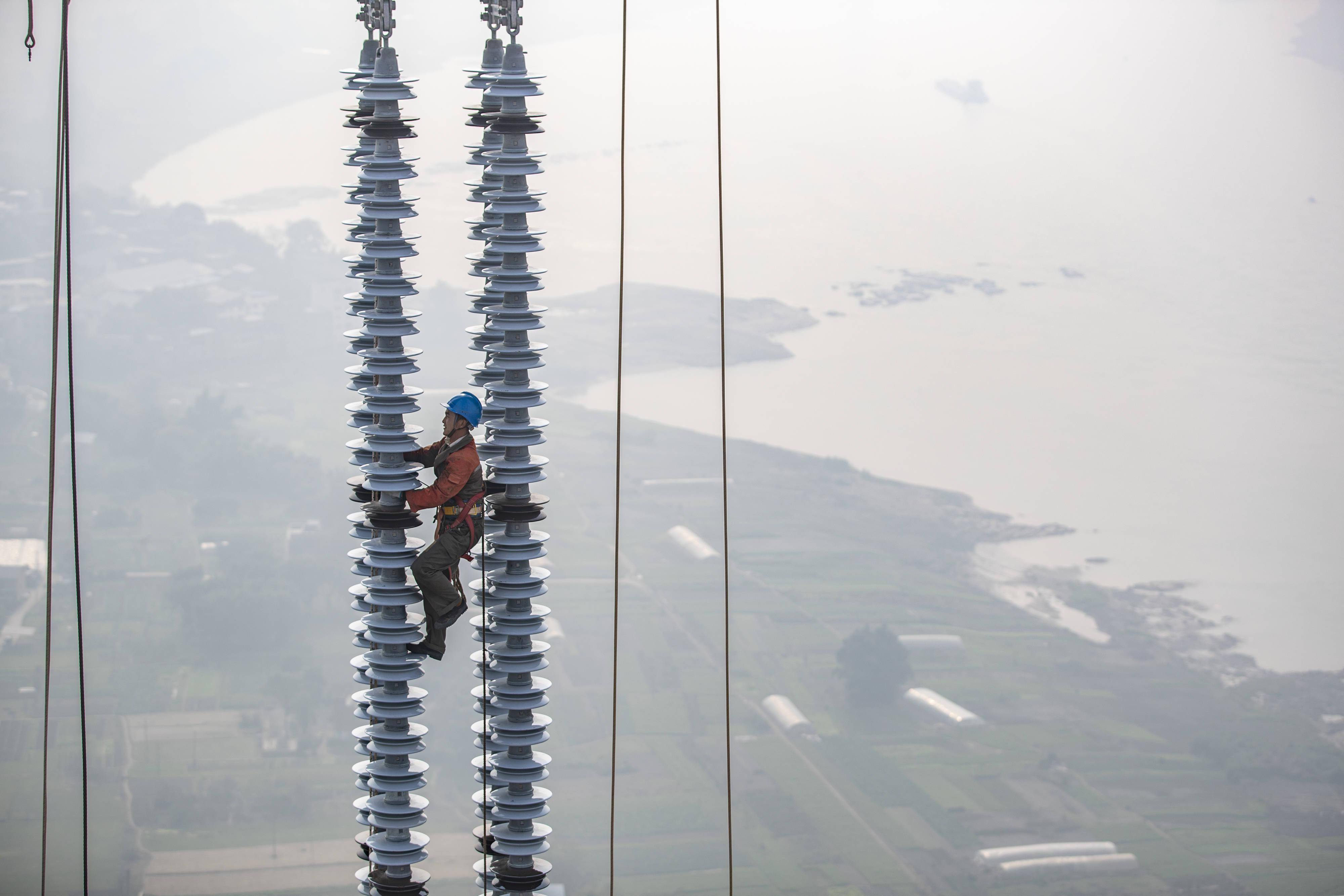 高手架线作业长江百米高空走钢丝